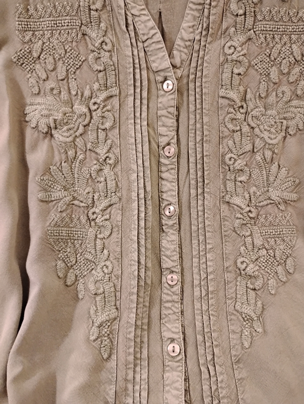 Well Made Button Down Spring Embroidered Lightweight Travel Solitaire Top Size S
